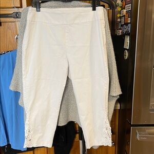 Jessica Riley White Capris Lace Size 1X